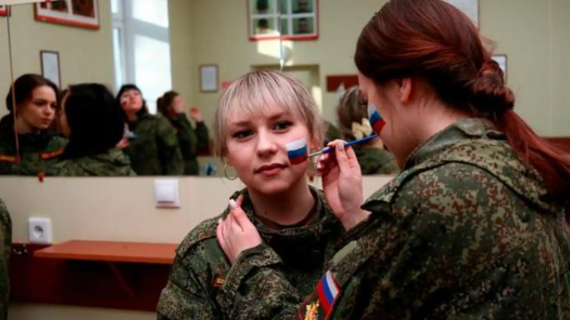 An dem Wettbewerb "Makeup under Camouflage" nahmen weibliche Soldaten der russischen strategischen Raketentruppen teil.