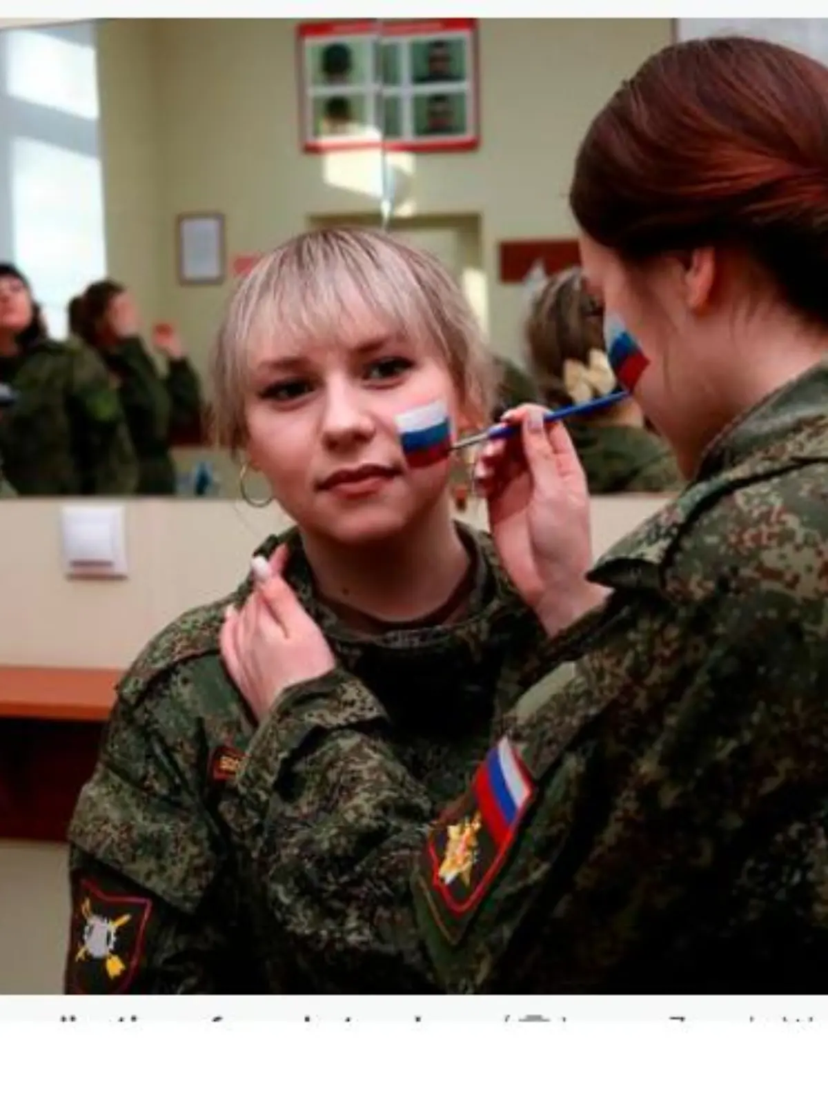 An dem Wettbewerb "Makeup under Camouflage" nahmen weibliche Soldaten der russischen strategischen Raketentruppen teil.
