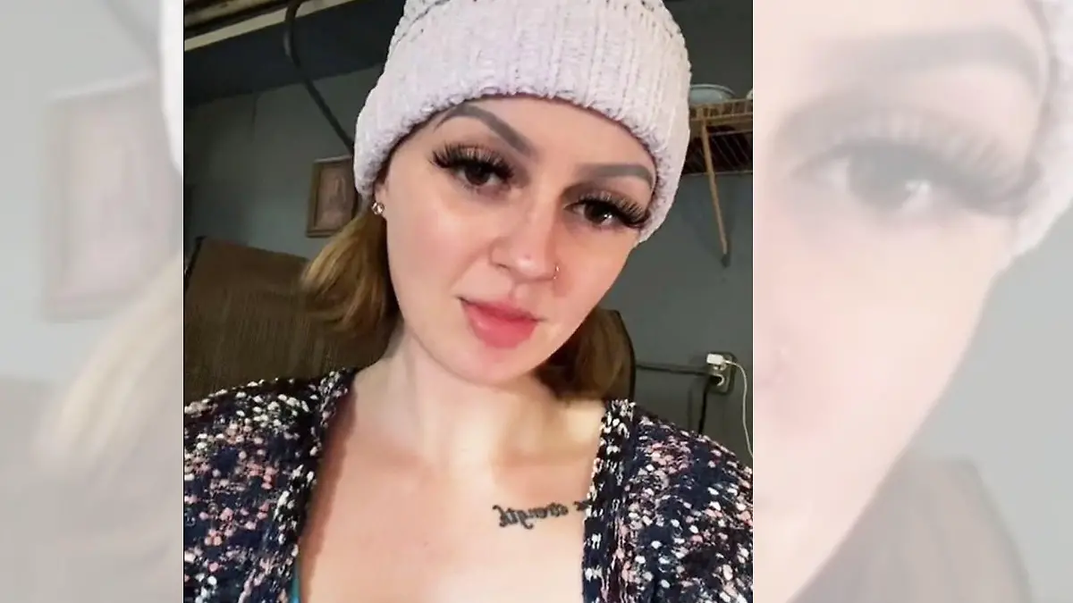 Bethany Collins mit Mütze und langen Wimpern.