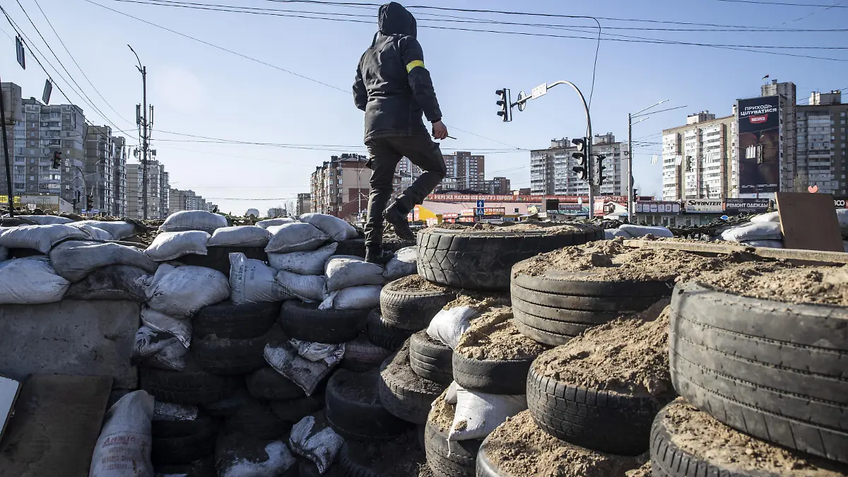 KYIV, UKRAINE - MARCH 10: Civilians erect barricades of tires topped with bags of sand as a precaution amid Russian attacks, in Kyiv, Ukraine on March 10, 2022. Emin Sansar / Anadolu Agency