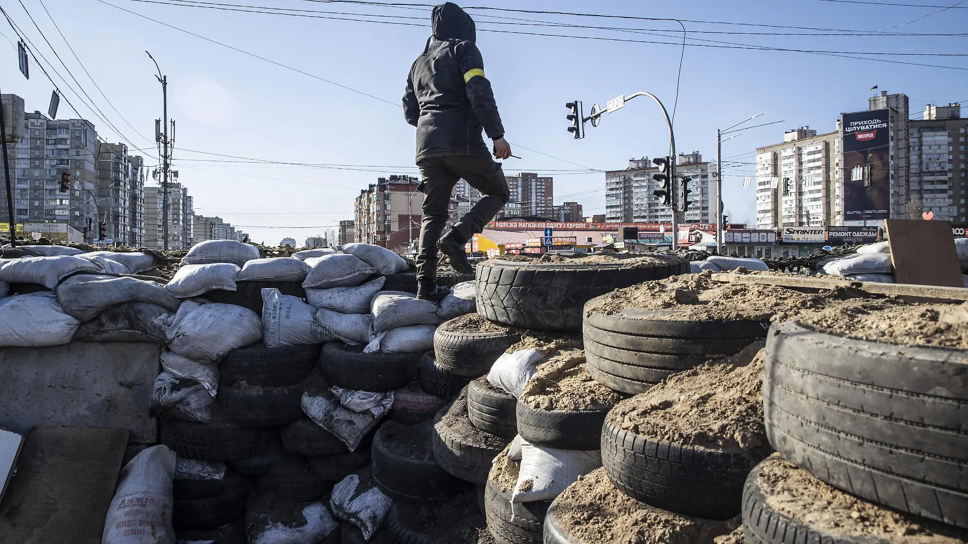 KYIV, UKRAINE - MARCH 10: Civilians erect barricades of tires topped with bags of sand as a precaution amid Russian attacks, in Kyiv, Ukraine on March 10, 2022. Emin Sansar / Anadolu Agency