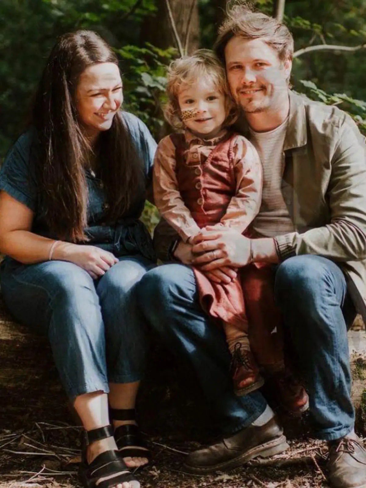 Der dreijährige Jude zusammen mit seiner Mutter Lucy und seinem Vater Arron