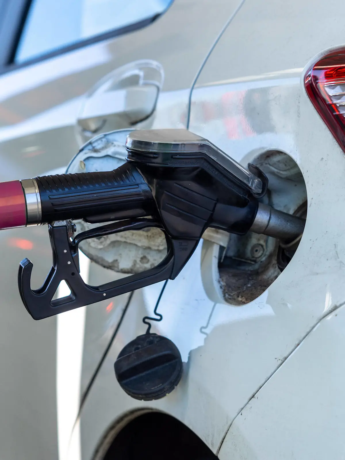  Redaktionell: Ein Pkw wird betankt. *** Editorial A car is refueled Copyright: xBEAUTIFULxSPORTS/KJPetersx 