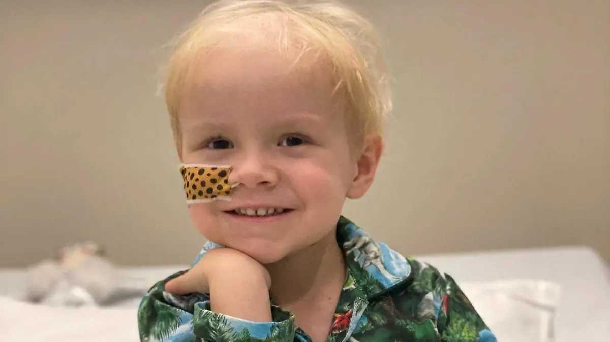 Jude lächelt im Krankenhausbett