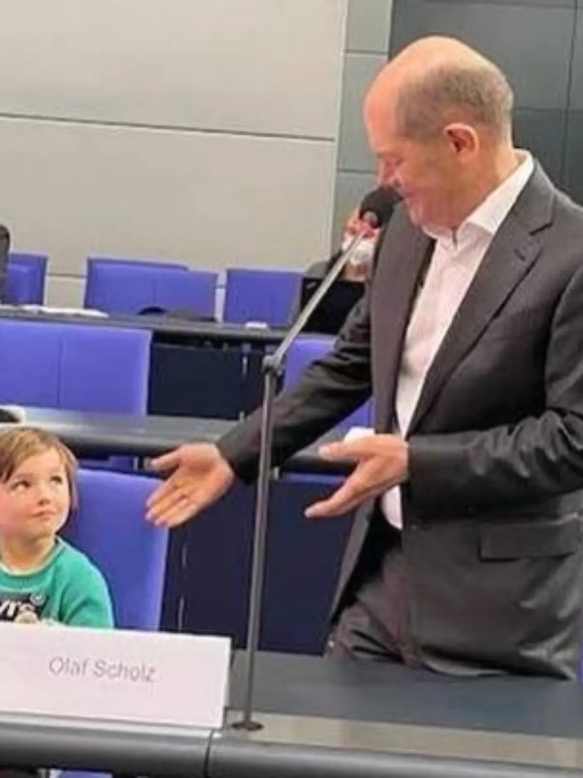 Levi zu Gast im Bundestag.