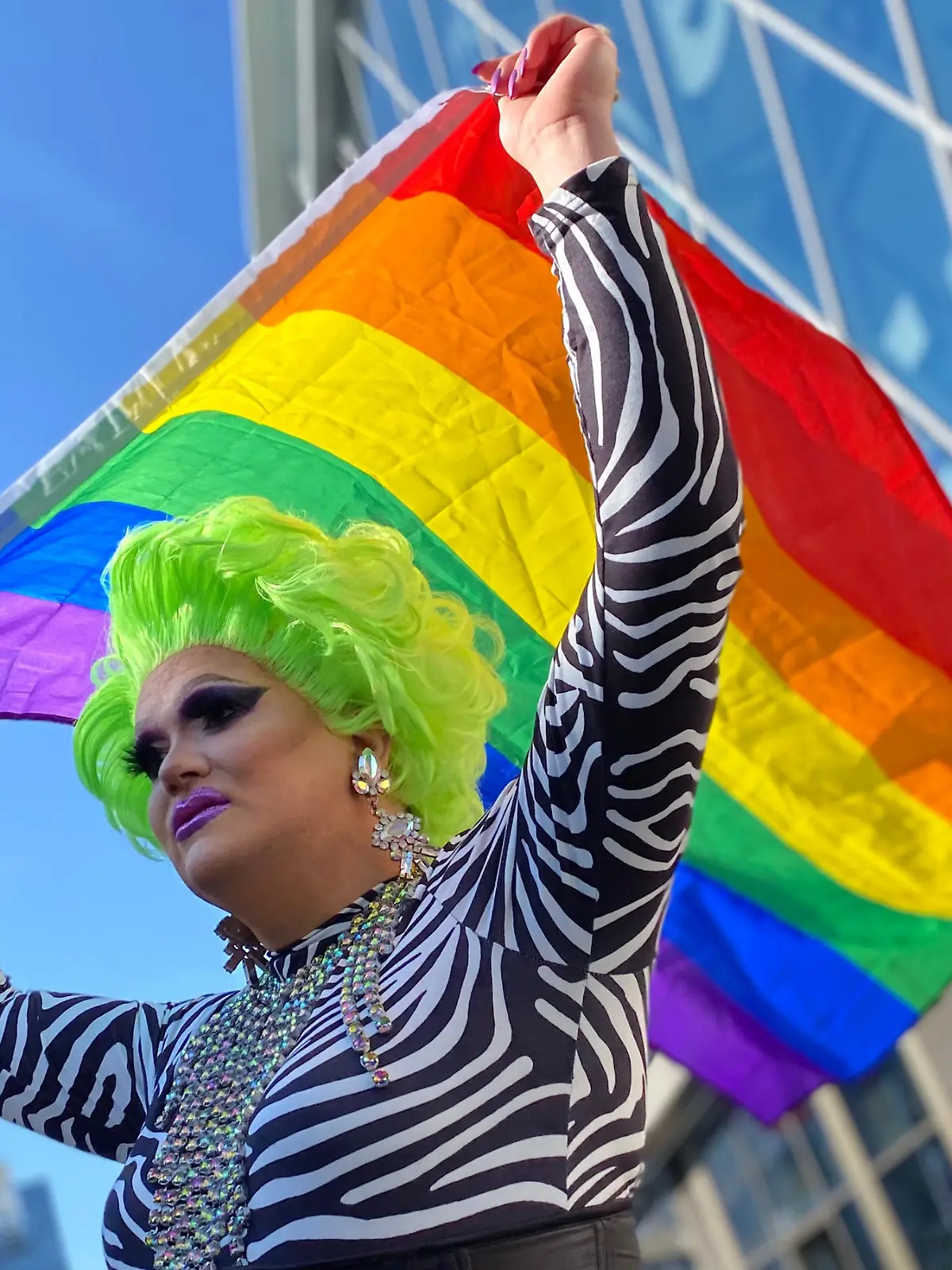 Die Dragqueen wurde am ersten März-Wochenende mitten in der Frankfurter City mit Pfefferspray attackiert - aus dem Nichts heraus. Die Polizei fahndet nach den Tätern. Die Künstlerin sieht in der Aktion ganz klar einen Angriff auf die queere Community.