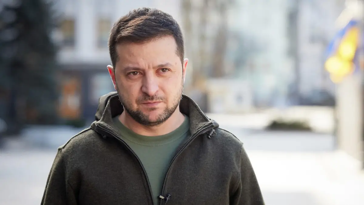 11.03.2022, Ukraine, Kiew: Wolodymyr Selenskyj, Präsident der Ukraine, während seiner regelmäßigen Ansprache an die Nation in Kiew. Angesichts befürchteter Engpässe bei der Versorgung mit Getreide wegen des Ukraine-Kriegs hat Präsident Wolodymyr Selenskyj die Agrarunternehmen seines Landes zur Aussaat aufgerufen. Foto: -/Ukrinform/dpa +++ dpa-Bildfunk +++
