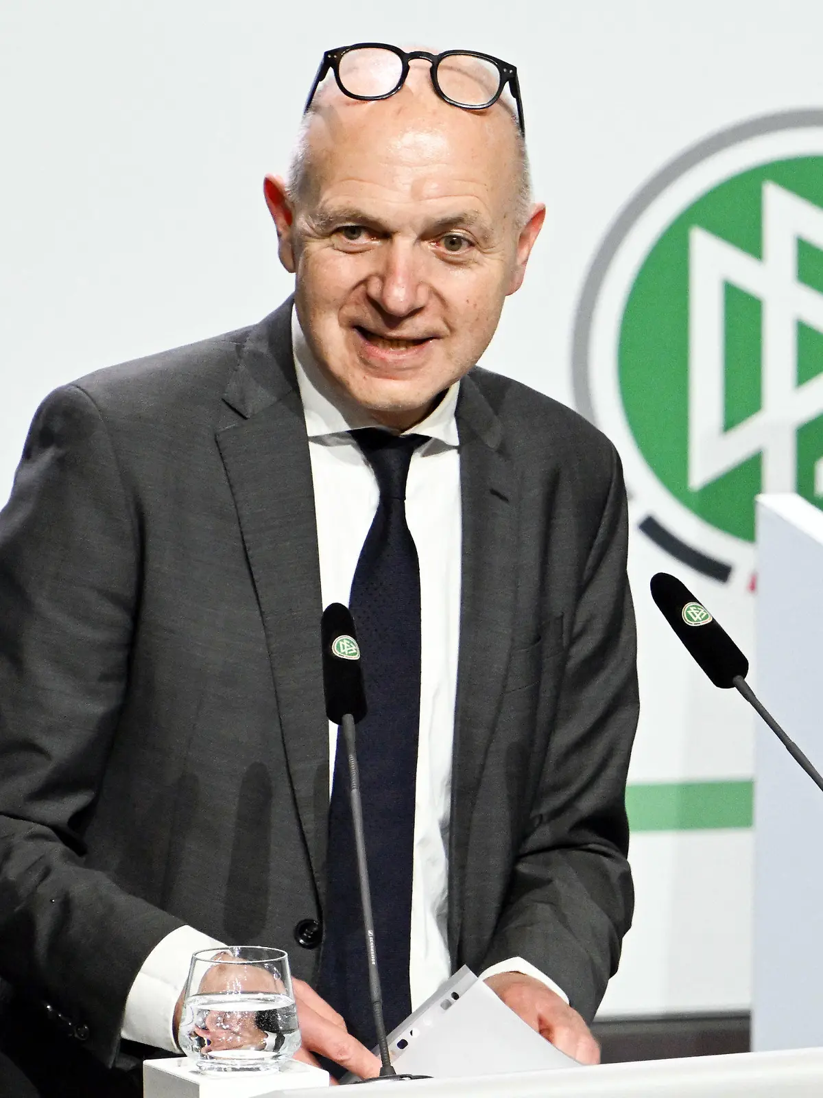 11.03.2022, Nordrhein-Westfalen, Bonn: Bernd Neuendorf, DFB-Präsident, spricht seine Dankesrede. Bernd Neuendorf ist der neue Präsident des Deutschen Fußball-Bundes. Der 60-Jährige setzte sich bei der Wahl während des DFB-Bundestags am Freitag in Bonn gegen Peter Peters (59) durch. Foto: Federico Gambarini/dpa +++ dpa-Bildfunk +++