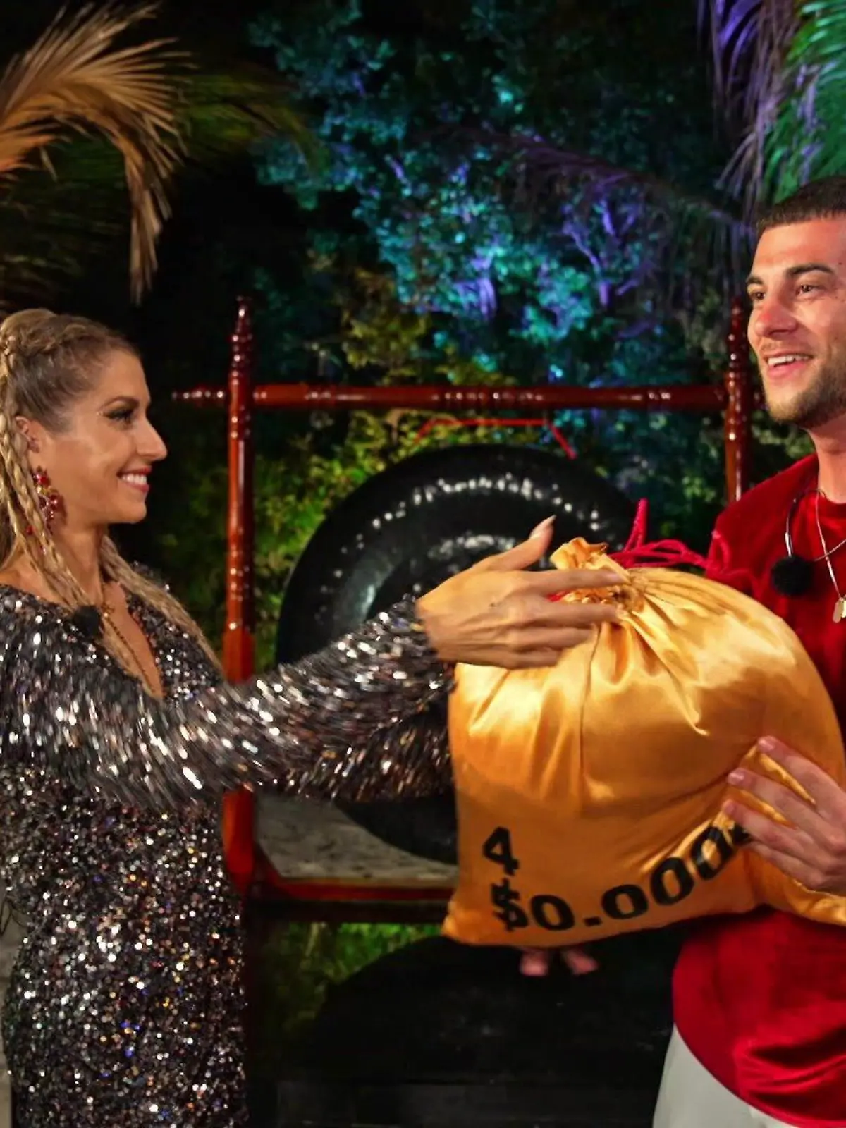 Cathy Hummels überreicht Serkan Yavuz im Finale von "Kampf der Realitystars" 2023 den Geldsack.