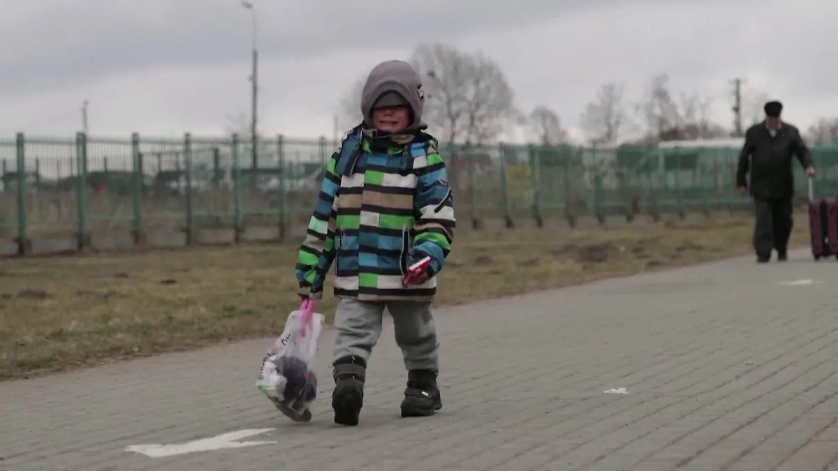 Der kleine Junge läuft alleine einen Weg entlang.