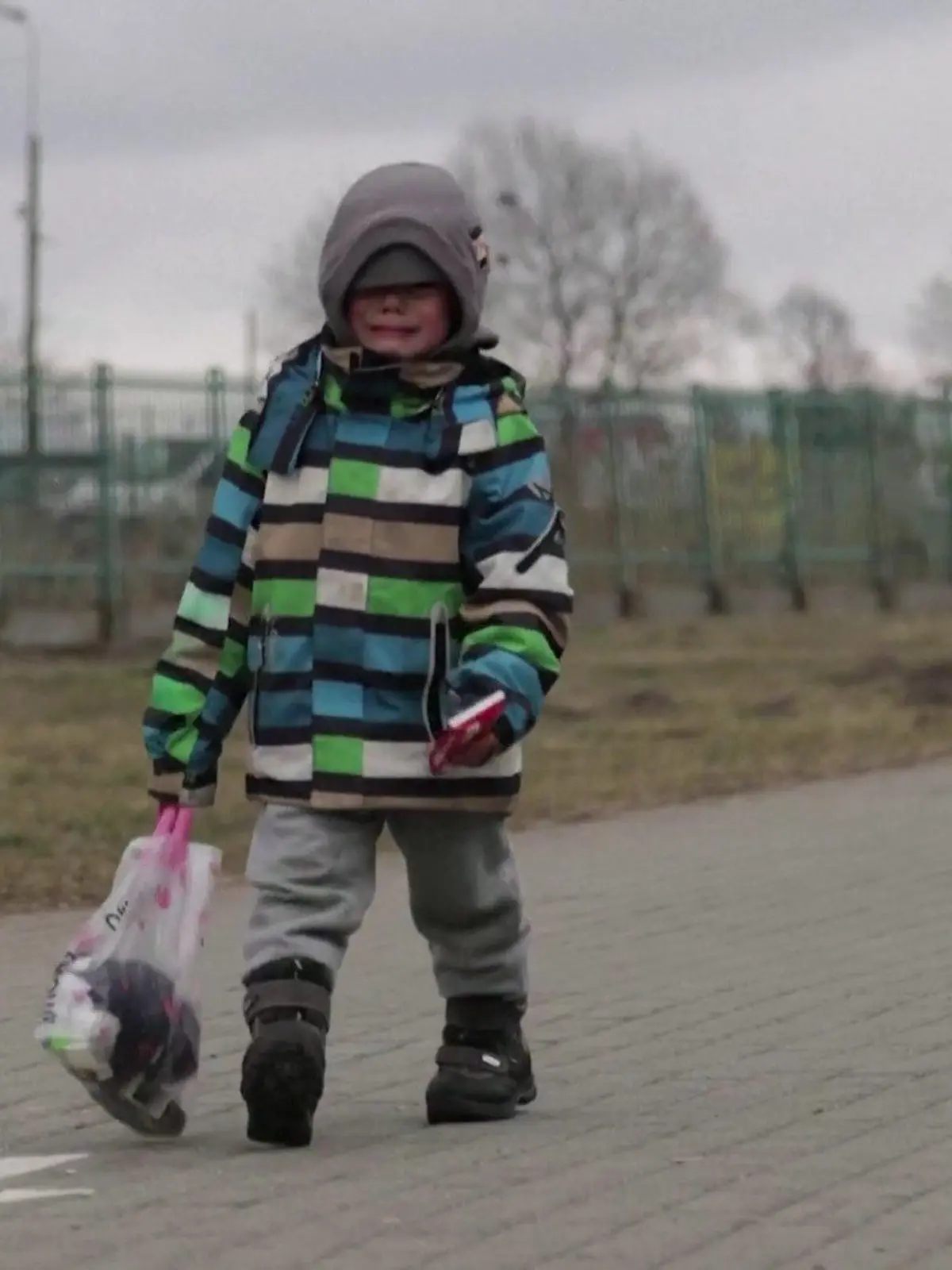 Der kleine Junge läuft alleine einen Weg entlang.