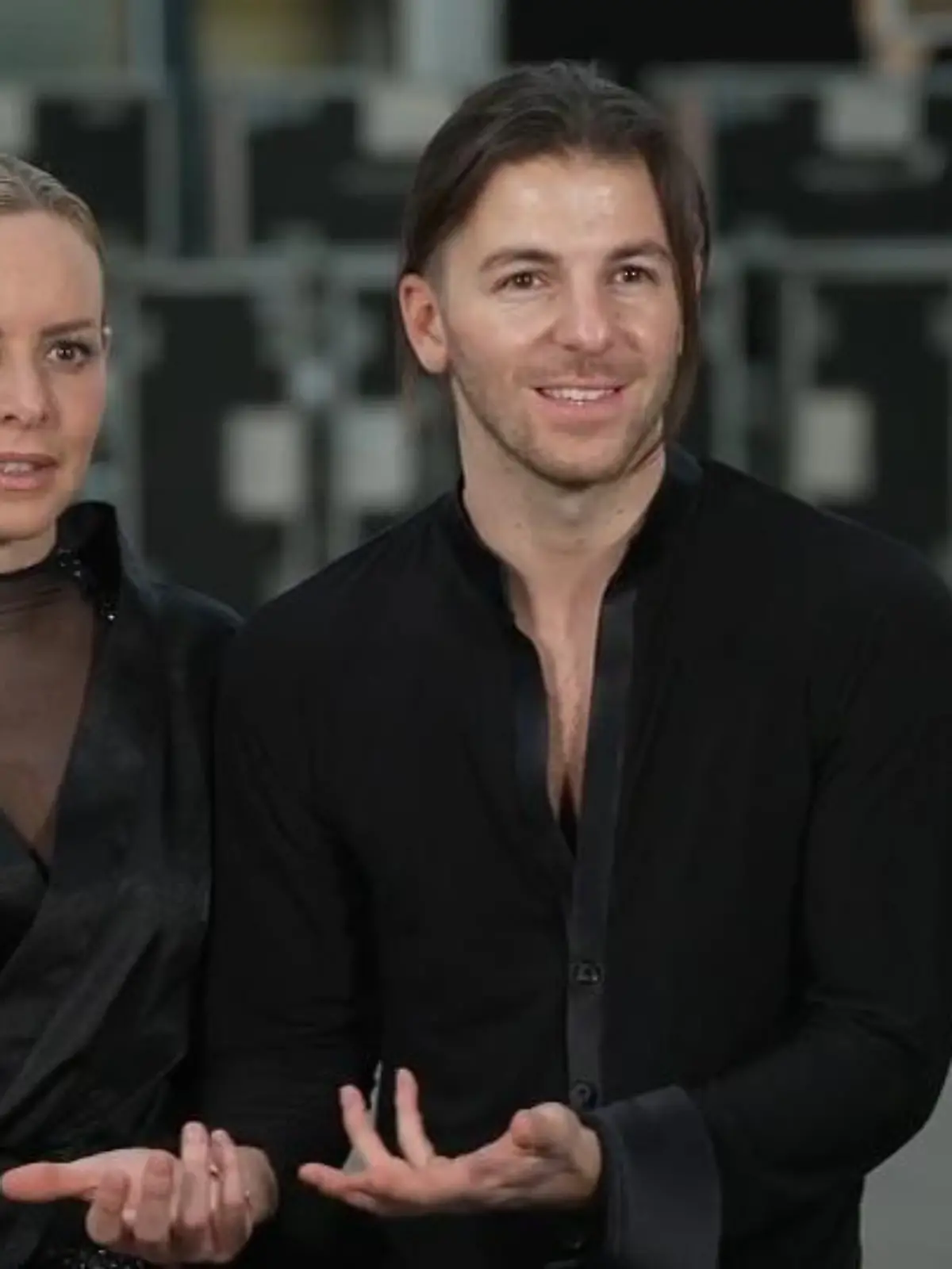 Eigentlich ist der Cha-Cha-Cha ja ein flirty Tanz. Moderator Riccardo Basile hält zu seiner Tanzpartnerin Isabel allerdings eine gefühlte Armlänge Respektabstand, wie auch Juror Joachim Llambi erkennt. Aber warum so schüchtern?