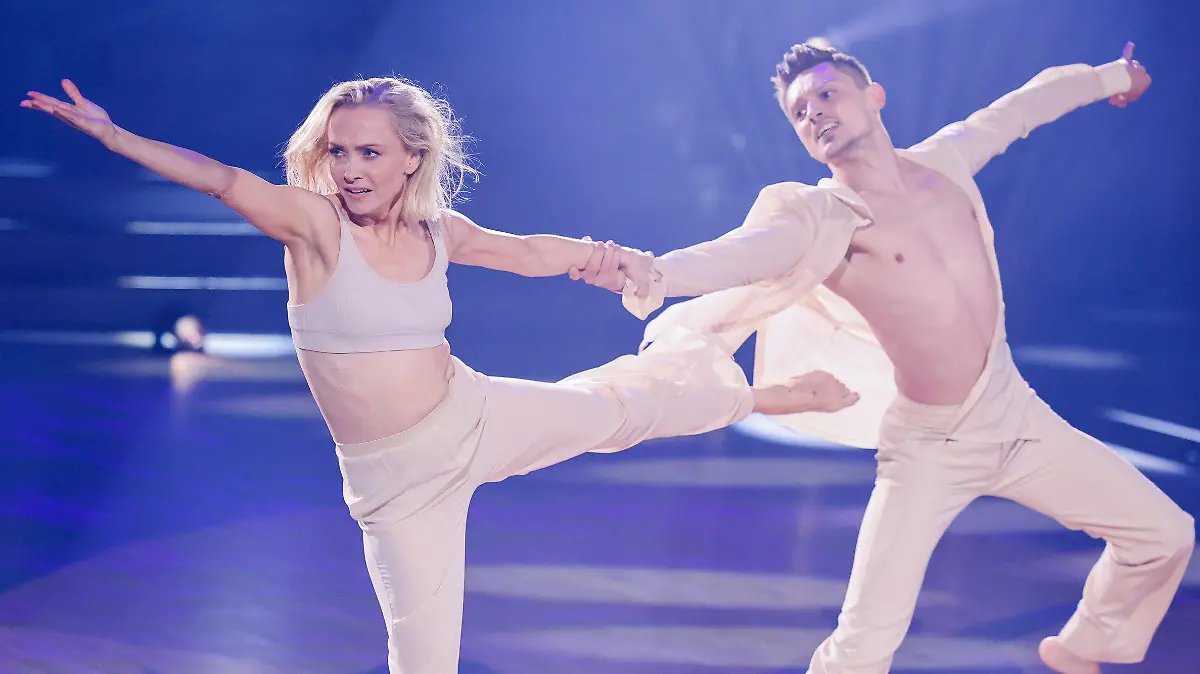 11.03.2022, Nordrhein-Westfalen, Köln: Janin Ullmann, Schauspielerin, und Zsolt Sandor Cseke, Profitänzer, tanzen in der RTL-Tanzshow "Let's Dance" im Coloneum. Foto: Rolf Vennenbernd/dpa +++ dpa-Bildfunk +++