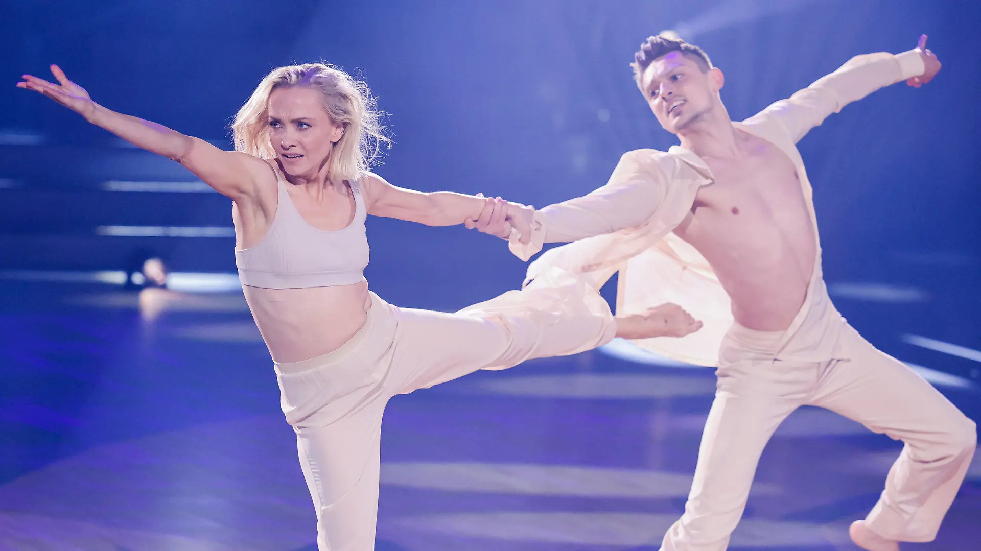 11.03.2022, Nordrhein-Westfalen, Köln: Janin Ullmann, Schauspielerin, und Zsolt Sandor Cseke, Profitänzer, tanzen in der RTL-Tanzshow "Let's Dance" im Coloneum. Foto: Rolf Vennenbernd/dpa +++ dpa-Bildfunk +++