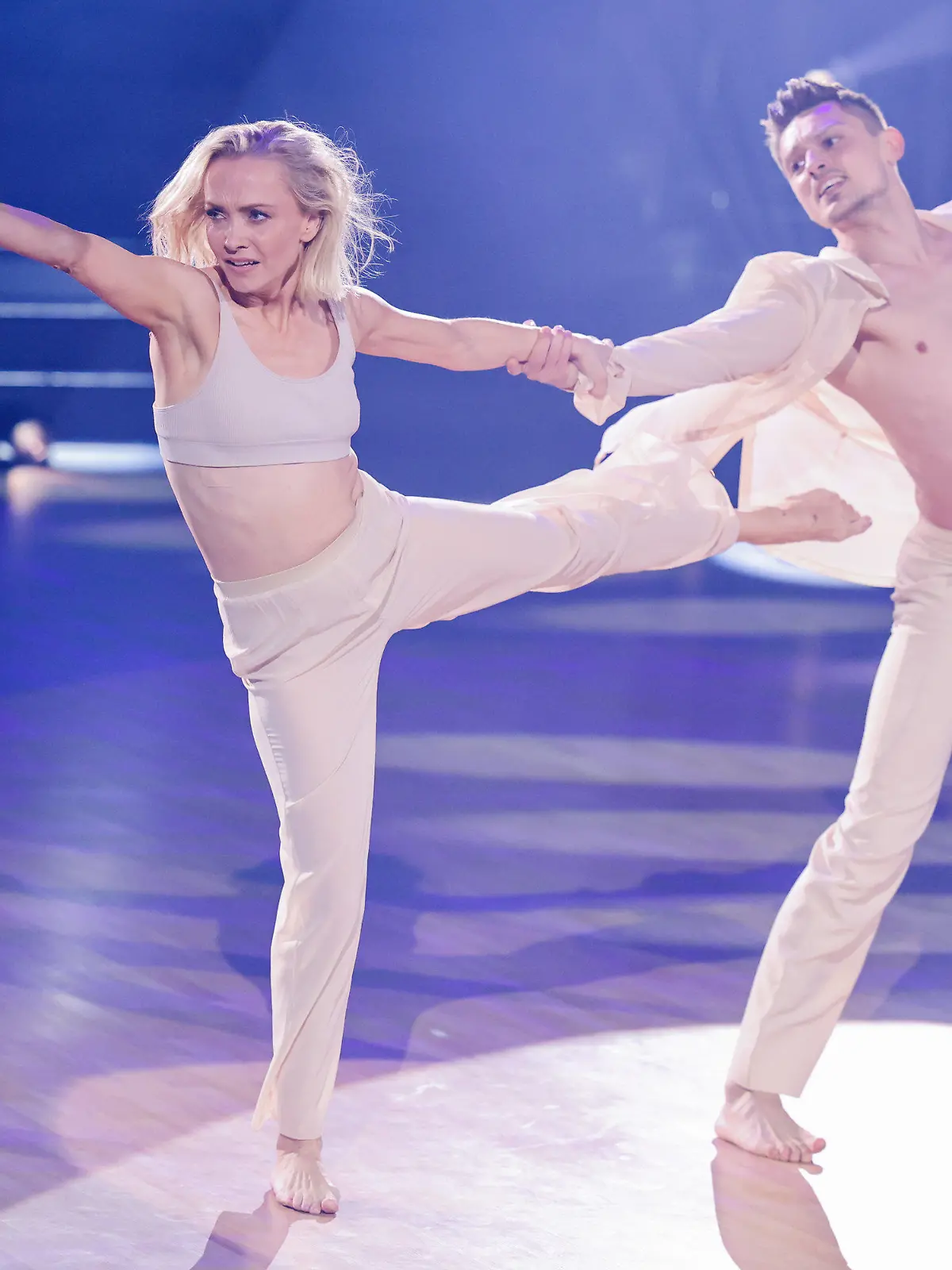 11.03.2022, Nordrhein-Westfalen, Köln: Janin Ullmann, Schauspielerin, und Zsolt Sandor Cseke, Profitänzer, tanzen in der RTL-Tanzshow "Let's Dance" im Coloneum. Foto: Rolf Vennenbernd/dpa +++ dpa-Bildfunk +++