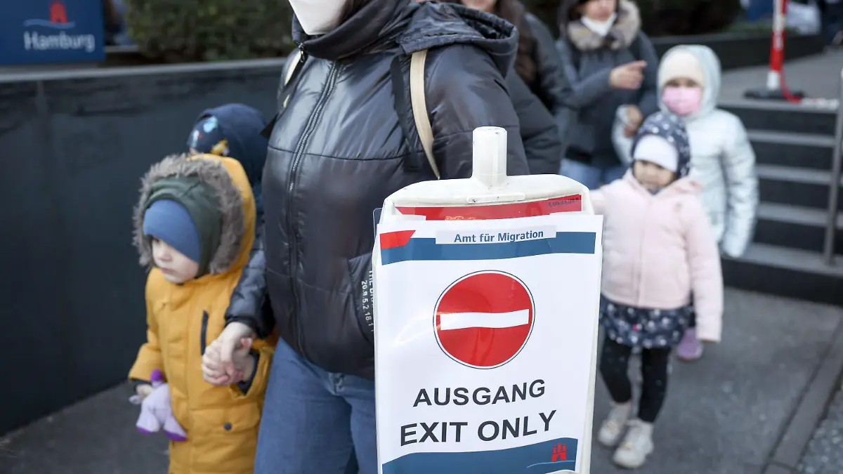 09.03.2022, Hamburg: Ukrainische Flüchtlinge warten vor der Zentralen Ausländerbehörde mit der neuen Registrierungsstelle im Amt für Migration an der Hammer Straße. Foto: Christian Charisius/dpa +++ dpa-Bildfunk +++