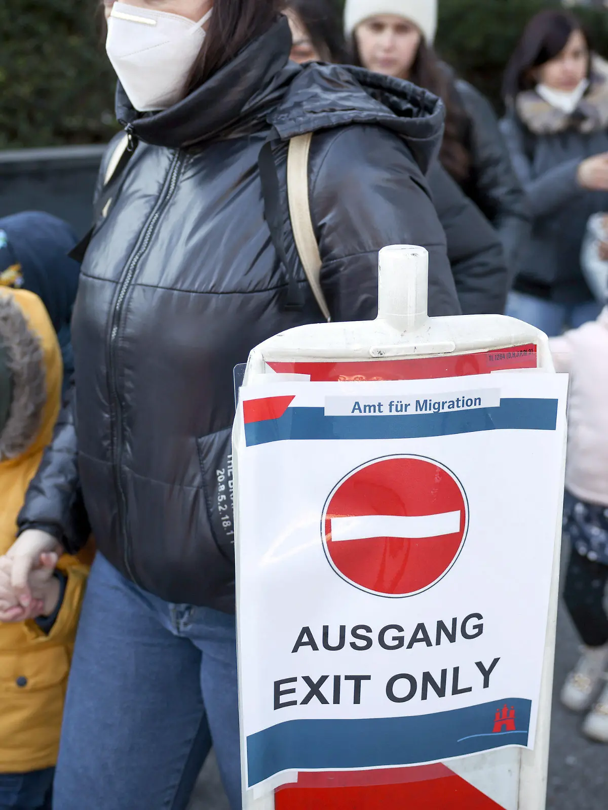 09.03.2022, Hamburg: Ukrainische Flüchtlinge warten vor der Zentralen Ausländerbehörde mit der neuen Registrierungsstelle im Amt für Migration an der Hammer Straße. Foto: Christian Charisius/dpa +++ dpa-Bildfunk +++