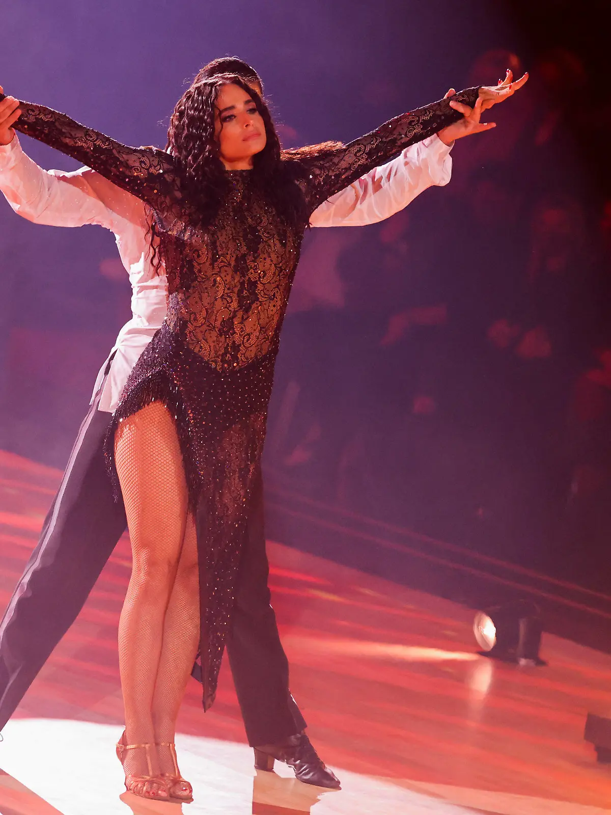 11.03.2022, Nordrhein-Westfalen, Köln: Amira Pocher, Moderatorin, und Massimo Sinato, Profitänzer, tanzen in der RTL-Tanzshow "Let's Dance" im Coloneum. Foto: Rolf Vennenbernd/dpa +++ dpa-Bildfunk +++