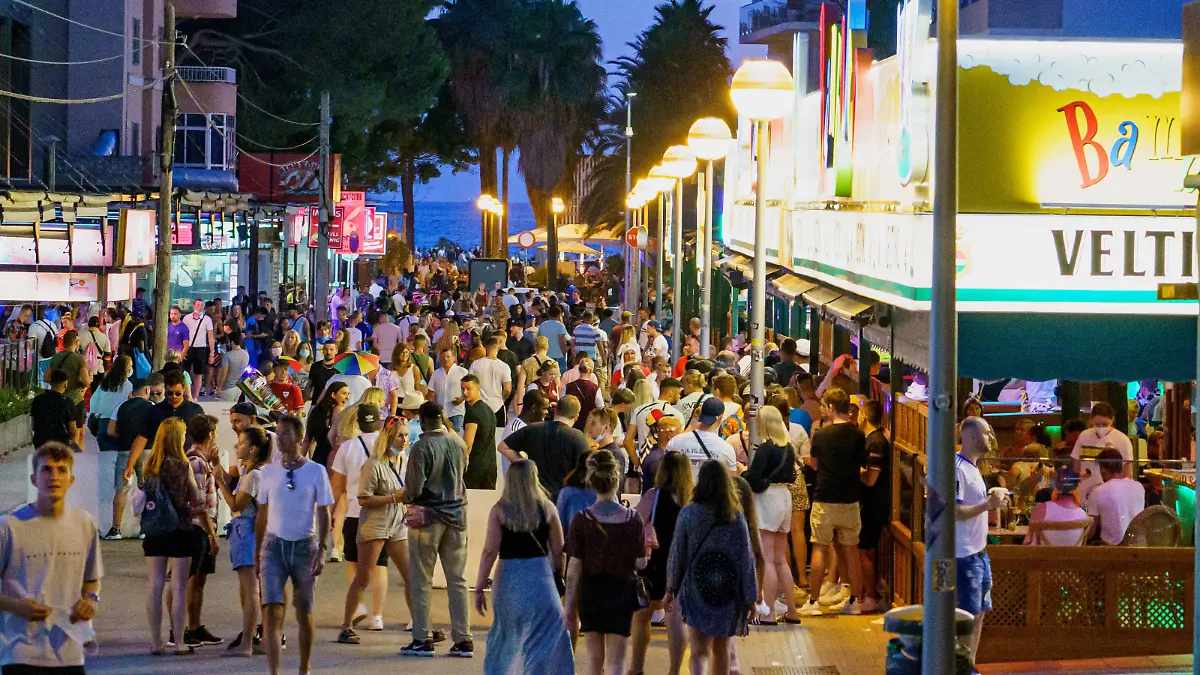 Playa de Palma auf Mallorca im zweiten Jahr der Corona-Pandemie Hochsaison Sommer 2021 - Hunderte deutsche Touristen feiern am Ballermann ohne Einhaltung der coranabedingten Mindestabstände und ohne Masken - Touristen in der SchinkenstraßePlaya de Palma auf Mallorca im zweiten Jahr der Corona-Pandemie Hochsaison Sommer 2021 - Hunderte deutsche Touristen feiern am Ballermann ohne Einhaltung der coranabedingten Mindestabstände und ohne Masken - Touristen in der Schinkenstraße, Mallorca Balearische Inseln Spanien Playa de Palma *** Playa de Palma in Mallorca in the second year of the Corona pandemic high season summer 2021 Hundreds of German tourists celebrate at the Ballermann without compliance with the corana minimum distance 
