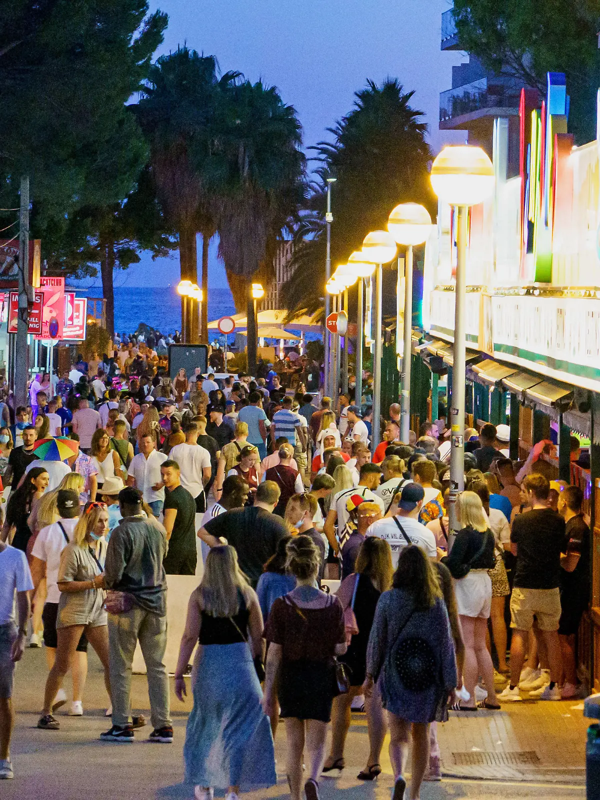 Playa de Palma auf Mallorca im zweiten Jahr der Corona-Pandemie Hochsaison Sommer 2021 - Hunderte deutsche Touristen feiern am Ballermann ohne Einhaltung der coranabedingten Mindestabstände und ohne Masken - Touristen in der SchinkenstraßePlaya de Palma auf Mallorca im zweiten Jahr der Corona-Pandemie Hochsaison Sommer 2021 - Hunderte deutsche Touristen feiern am Ballermann ohne Einhaltung der coranabedingten Mindestabstände und ohne Masken - Touristen in der Schinkenstraße, Mallorca Balearische Inseln Spanien Playa de Palma *** Playa de Palma in Mallorca in the second year of the Corona pandemic high season summer 2021 Hundreds of German tourists celebrate at the Ballermann without compliance with the corana minimum distance 
