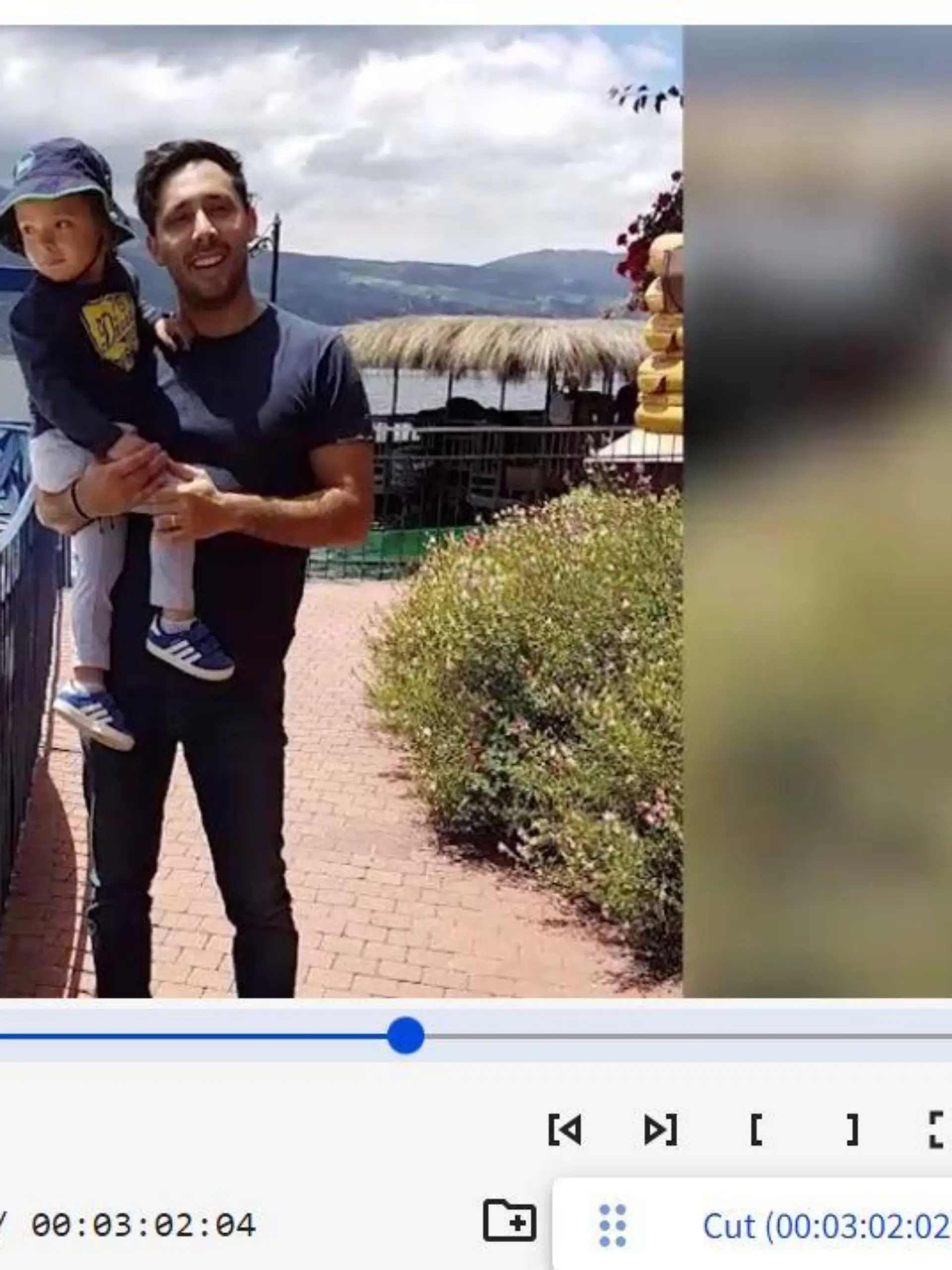 Dominic Cortés sitzt seit Kriegsbeginn in der Ukraine fest. Dem Beschuss in Kiew konnten er uns seine Mutter entkommen, nun harren sie in einem Dorf aus, das Essen wird knapp.