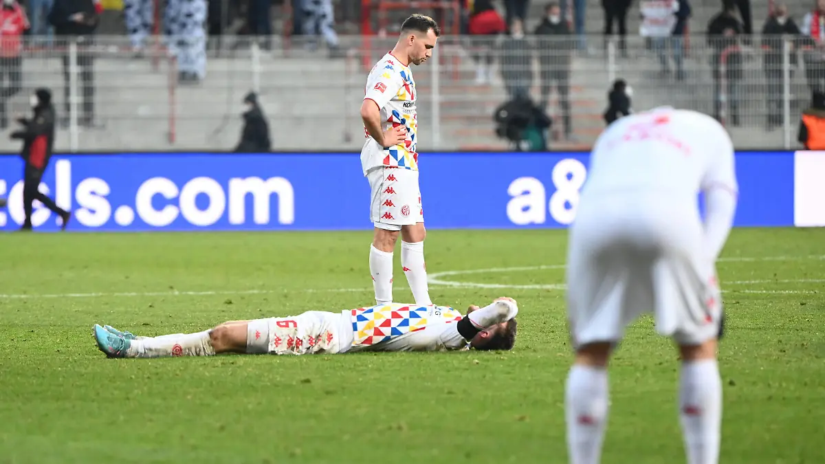 Fussball, Herren, Saison 2021/2022, 1. Bundesliga 24. Spieltag, 1. FC Union Berlin - 1. FSV Mainz 05 3:1, Mainzer Enttäuschung nach Abpfiff, am Boden Anton Stach Mainz 05, 26.02. 2022, *** Football, men, season 2021 2022, 1 Bundesliga 24 matchday , 1 FC Union Berlin 1 FSV Mainz 05 3 1 , Mainz disappointment after the final whistle, on the ground Anton Stach Mainz 05 , 26 02 2022, Copyright: xMatthiasxKochx