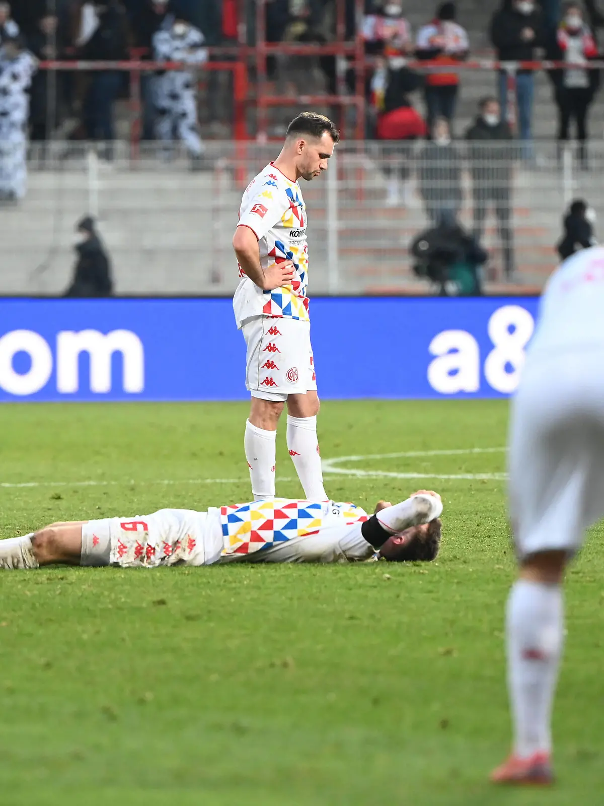  Fussball, Herren, Saison 2021/2022, 1. Bundesliga 24. Spieltag, 1. FC Union Berlin - 1. FSV Mainz 05 3:1, Mainzer Enttäuschung nach Abpfiff, am Boden Anton Stach Mainz 05, 26.02. 2022, *** Football, men, season 2021 2022, 1 Bundesliga 24 matchday , 1 FC Union Berlin 1 FSV Mainz 05 3 1 , Mainz disappointment after the final whistle, on the ground Anton Stach Mainz 05 , 26 02 2022, Copyright: xMatthiasxKochx