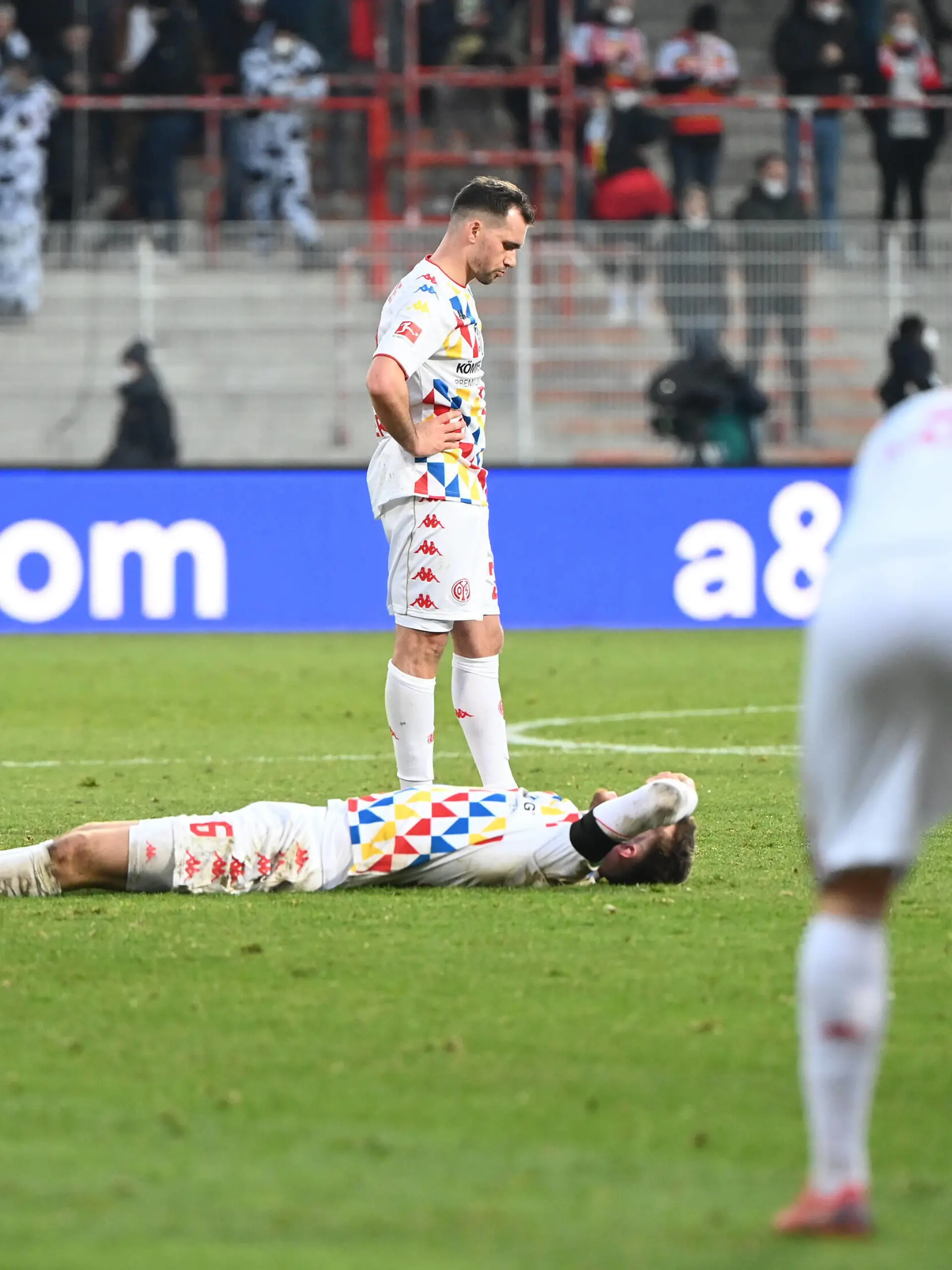  Fussball, Herren, Saison 2021/2022, 1. Bundesliga 24. Spieltag, 1. FC Union Berlin - 1. FSV Mainz 05 3:1, Mainzer Enttäuschung nach Abpfiff, am Boden Anton Stach Mainz 05, 26.02. 2022, *** Football, men, season 2021 2022, 1 Bundesliga 24 matchday , 1 FC Union Berlin 1 FSV Mainz 05 3 1 , Mainz disappointment after the final whistle, on the ground Anton Stach Mainz 05 , 26 02 2022, Copyright: xMatthiasxKochx