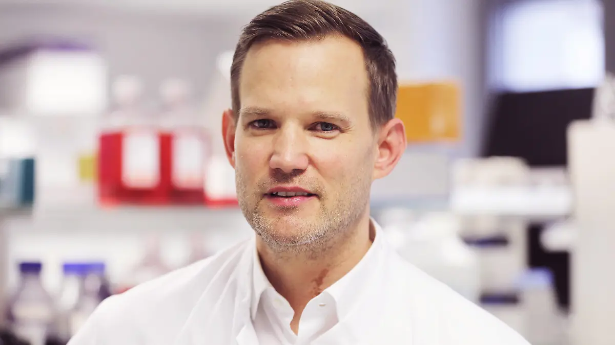 28.01.2021, Nordrhein-Westfalen, Bonn: Hendrik Streeck, Virologe an der Uniklinik Bonn steht in einem Labor. Auf der berühmten Karnevalssitzung von Gangelt am Anfang der Corona-Pandemie feierten nach Erkenntnissen des Virologen Hendrik Streeck wohl mehrere Infizierte - und nicht nur einer. Foto: Oliver Berg/dpa - ACHTUNG: Nur zur redaktionellen Verwendung im Zusammenhang mit der aktuellen Berichterstattung und nur mit vollständiger Nennung des vorstehenden Credits +++ dpa-Bildfunk +++