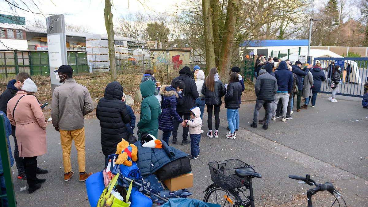 06.03.2022, Hamburg: Zahlreiche Geflüchtete stehen in einer Schlange zur Registrierung am Ankunftszentrum Rahlstedt. Hunderte Flüchtlinge aus der Ukraine haben am Wochenende Hamburg erreicht. Am Freitag und Samstag seien jeweils rund 700 bis 750 Flüchtende am Ankunftszentrum in Rahlstedt angekommen, sagte ein Sprecher der Innenbehörde. Da das Ankunftszentrum sehr voll ist, bittet die Stadt Schutzsuchende, die privat unterkommen können und nicht durch die Behörden untergebracht werden müssen, sich erst in den kommenden Tagen wegen ihrer Anmeldung an das Zentrum zu wenden. Foto: Jonas Walzberg/dpa +++ dpa-Bildfunk +++