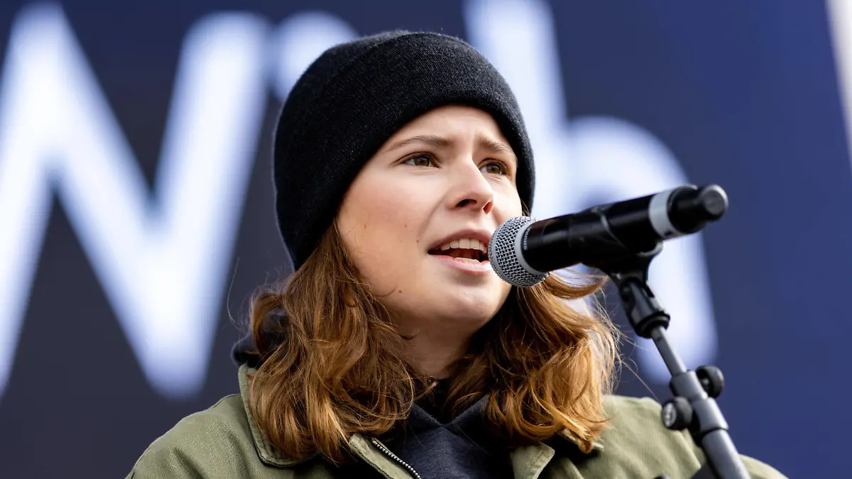 Hamburg, 3. März 2022 - Aktivistin Luisa Neubauer spricht während einer Protestdemonstration gegen den Krieg in der Ukraine. Die Organisation Fridays for Future folgt damit einem Aufruf der ukrainischen Fridays for Future -Klimabewegung, welche zu weltweiten Protesten aufgerufen hatte. *** Hamburg, 3 March 2022 Activist Luisa Neubauer speaks during a protest demonstration against the war in Ukraine The organization Fridays for Future thus follows a call by the Ukrainian Fridays for Future climate movement, which had called for worldwide protests PUBLICATIONxINxGERxSUIxAUTxHUNxONLY