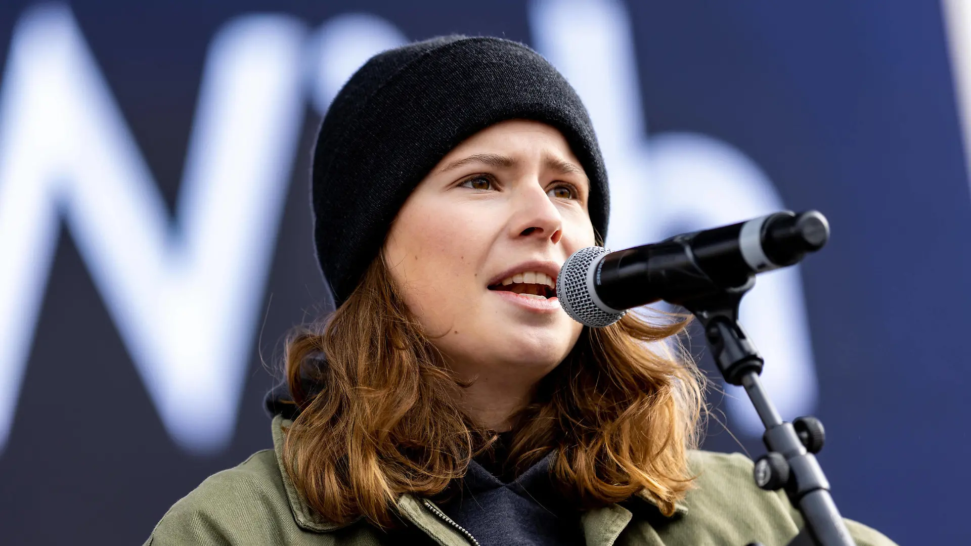 Hamburg, 3. März 2022 - Aktivistin Luisa Neubauer spricht während einer Protestdemonstration gegen den Krieg in der Ukraine. Die Organisation Fridays for Future folgt damit einem Aufruf der ukrainischen Fridays for Future -Klimabewegung, welche zu weltweiten Protesten aufgerufen hatte. *** Hamburg, 3 March 2022 Activist Luisa Neubauer speaks during a protest demonstration against the war in Ukraine The organization Fridays for Future thus follows a call by the Ukrainian Fridays for Future climate movement, which had called for worldwide protests PUBLICATIONxINxGERxSUIxAUTxHUNxONLY