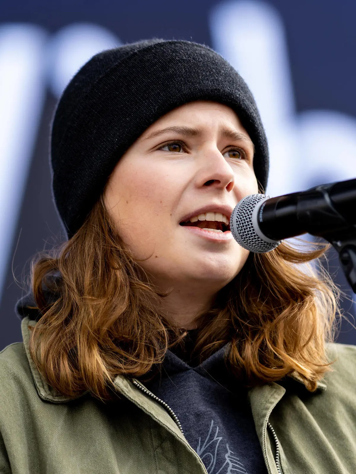  Hamburg, 3. März 2022 - Aktivistin Luisa Neubauer spricht während einer Protestdemonstration gegen den Krieg in der Ukraine. Die Organisation Fridays for Future folgt damit einem Aufruf der ukrainischen Fridays for Future -Klimabewegung, welche zu weltweiten Protesten aufgerufen hatte. *** Hamburg, 3 March 2022 Activist Luisa Neubauer speaks during a protest demonstration against the war in Ukraine The organization Fridays for Future thus follows a call by the Ukrainian Fridays for Future climate movement, which had called for worldwide protests PUBLICATIONxINxGERxSUIxAUTxHUNxONLY
