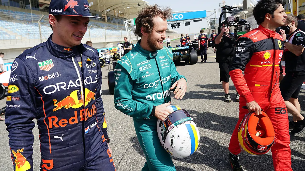 10.03.2022, Bahrain International Circuit, Sakhir, Formel 1 Testfahrten in Bahrain 2022 , im Bild Max Verstappen (NEL), Oracle Red Bull Racing, Sebastian Vettel (DEU), Aston Martin Aramco Cognizant Formula One Team, Carlos Sainz Jr. (ESP), Scuderia Ferrari