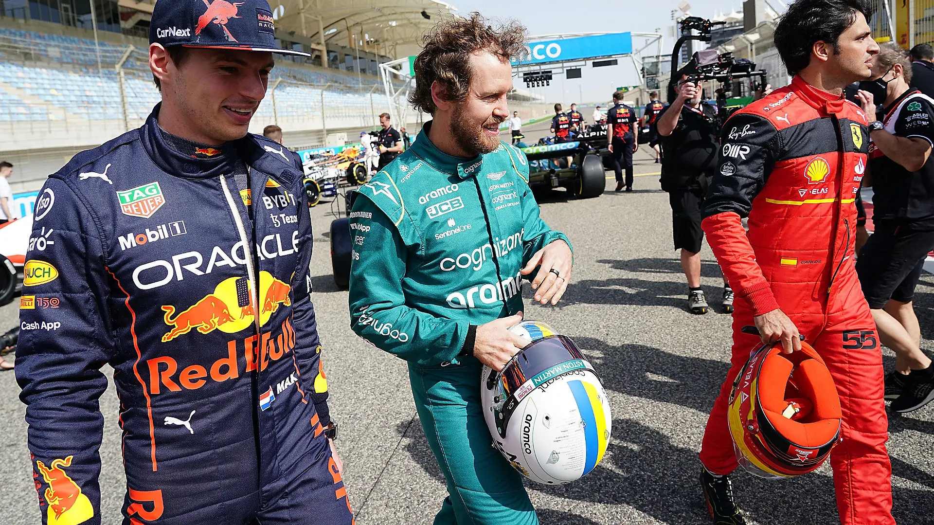 10.03.2022, Bahrain International Circuit, Sakhir, Formel 1 Testfahrten in Bahrain 2022 , im Bild Max Verstappen (NEL), Oracle Red Bull Racing, Sebastian Vettel (DEU), Aston Martin Aramco Cognizant Formula One Team, Carlos Sainz Jr. (ESP), Scuderia Ferrari