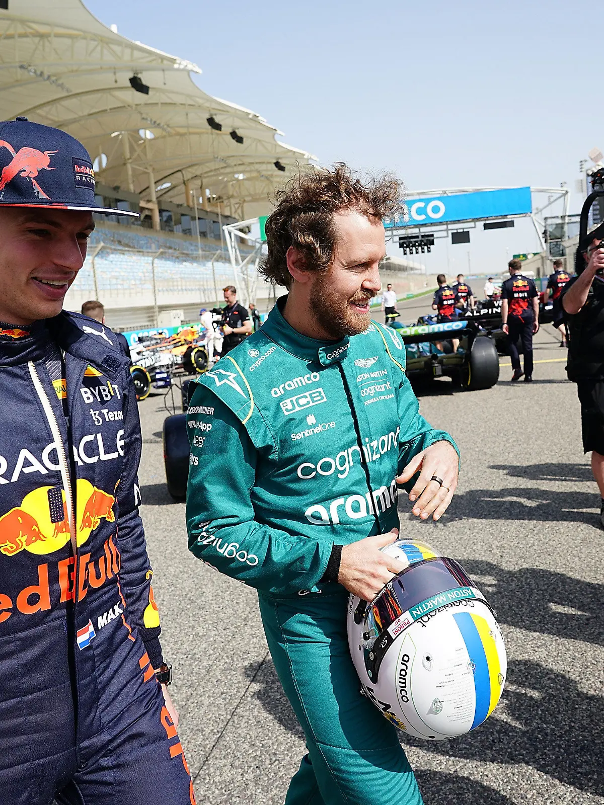 10.03.2022, Bahrain International Circuit, Sakhir, Formel 1 Testfahrten in Bahrain 2022 , im Bild Max Verstappen (NEL), Oracle Red Bull Racing, Sebastian Vettel (DEU), Aston Martin Aramco Cognizant Formula One Team, Carlos Sainz Jr. (ESP), Scuderia Ferrari
