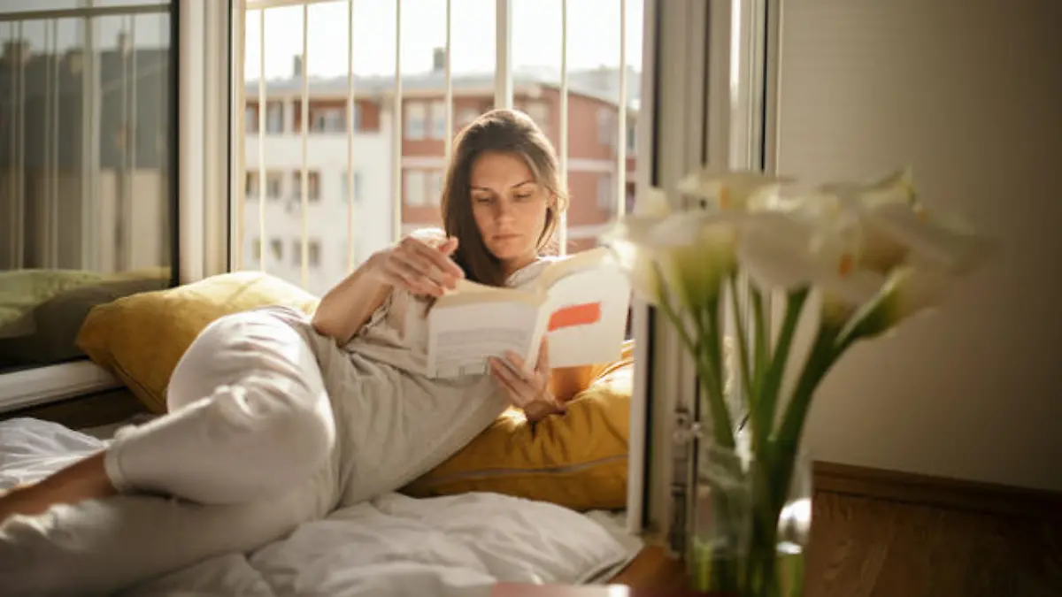 Frau liest ein Buch.