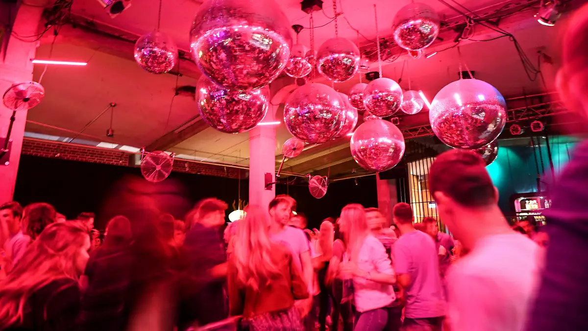 ARCHIV - 02.07.2021, Baden-Württemberg, Ravensburg: Dutzende Menschen tanzen im Club Kantine zur Musik. Dank eines Modellprojektes darf der Ravensburger Club öffnen. (zu dpa «Ravensburg zieht positive Bilanz von Modellprojekt Cluböffnung») Foto: Felix Kästle/dpa +++ dpa-Bildfunk +++