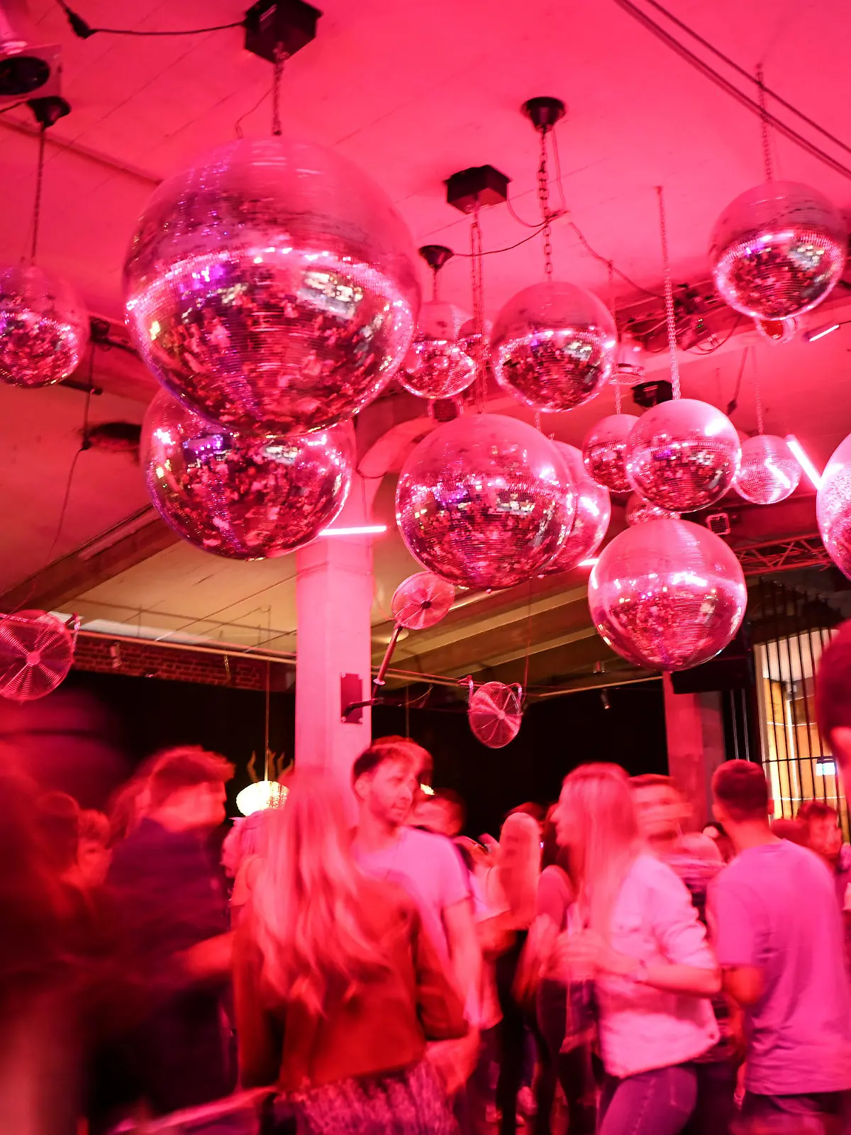 ARCHIV - 02.07.2021, Baden-Württemberg, Ravensburg: Dutzende Menschen tanzen im Club Kantine zur Musik. Dank eines Modellprojektes darf der Ravensburger Club öffnen. (zu dpa «Ravensburg zieht positive Bilanz von Modellprojekt Cluböffnung») Foto: Felix Kästle/dpa +++ dpa-Bildfunk +++