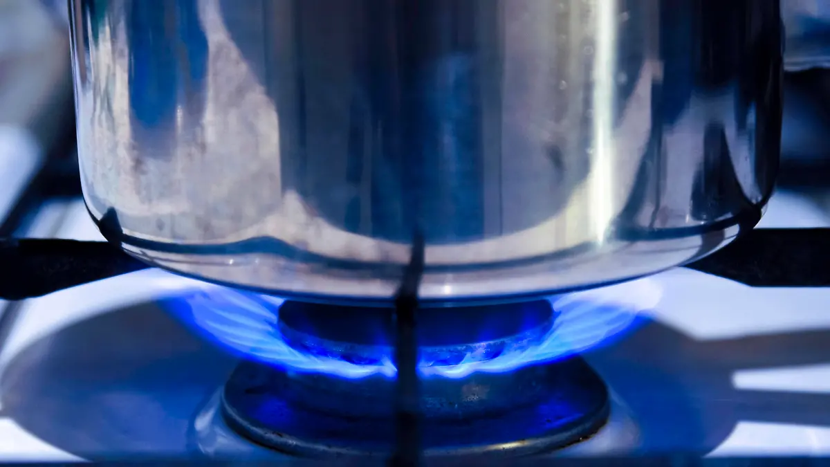  Kochtopf auf Gasherd Mit Gas kochen Erdgas Flamme Kochen Energie Preissteigerung Teuerung Inflation Energiepreise 20220224uk537 Hamburg Hamburg Deutschland Germany *** cooking pot on gas stove cooking with gas natural gas flame cooking energy price increase inflation energy prices 20220224uk537 Hamburg Hamburg Germany Germany Copyright: xUtexKlaphakex