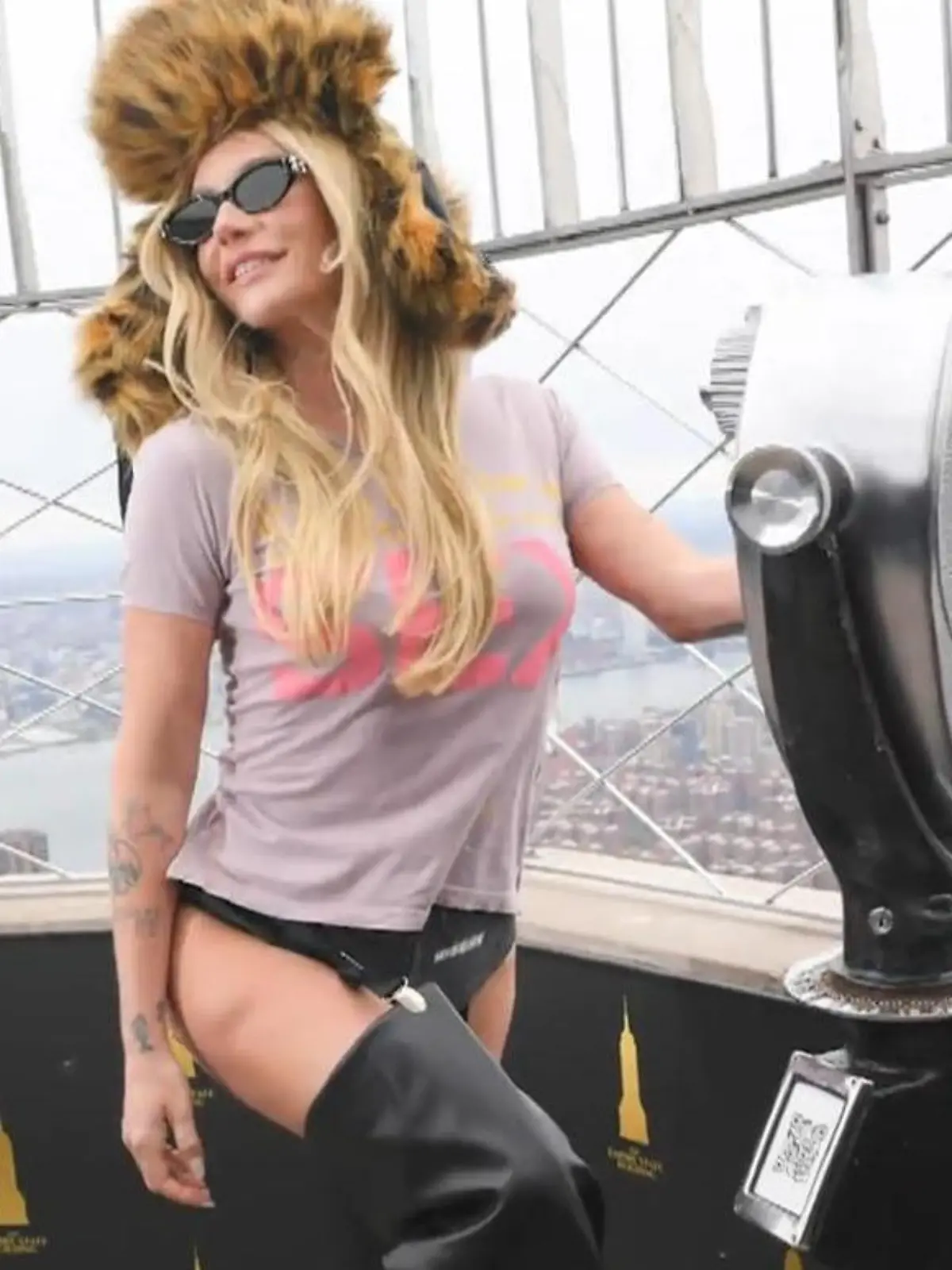 Au Backe! Kesha POsiert in heißem Outfit auf dem Empire State Building