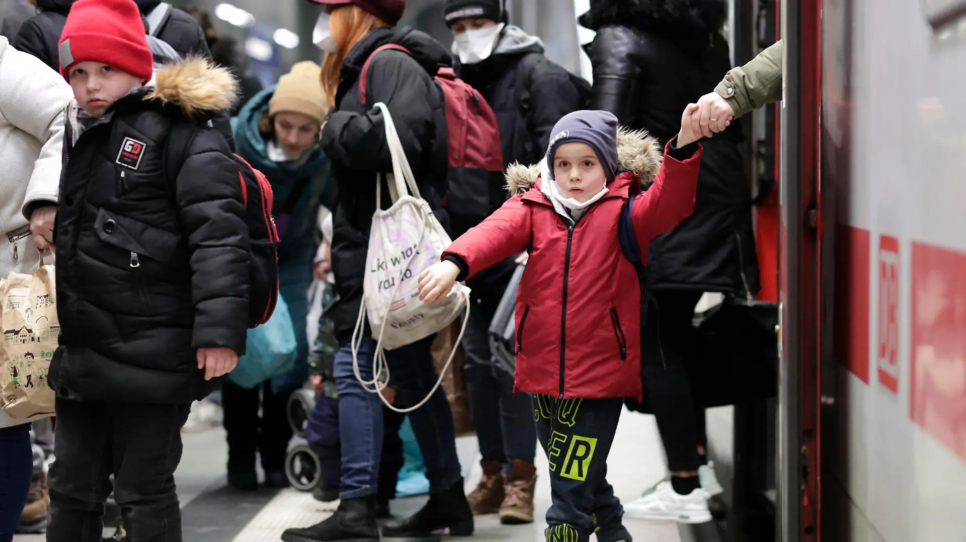 Am Berliner Hauptbahnhof kommt ein Zug aus Warschau mit Fluechtlingen aus der Ukraine an, DEU, Berlin, 06.03.2022 *** A train from Warsaw with refugees from Ukraine arrives at Berlin main station, DEU, Berlin, 06 03 2022 