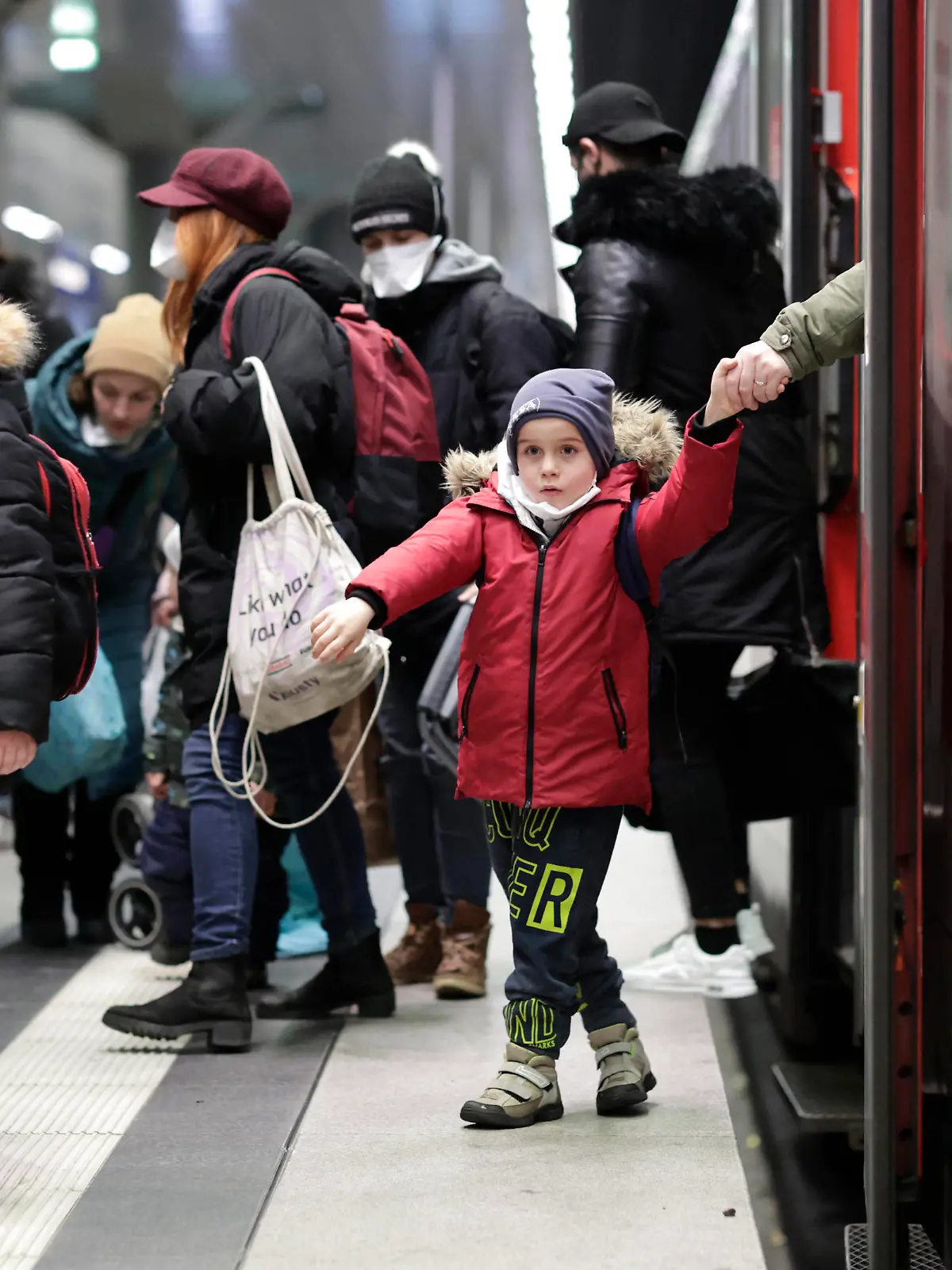 Am Berliner Hauptbahnhof kommt ein Zug aus Warschau mit Fluechtlingen aus der Ukraine an, DEU, Berlin, 06.03.2022 *** A train from Warsaw with refugees from Ukraine arrives at Berlin main station, DEU, Berlin, 06 03 2022 