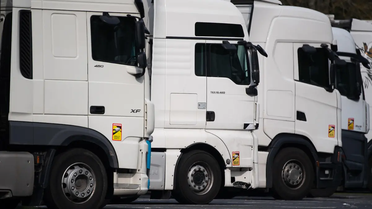 ARCHIV - 02.05.2021, Rheinland-Pfalz, Worms: Lastwagen stehen auf einer Rastanlage an der Autobahn 3. (zu dpa «Konkurrenz für deutsche Fuhrunternehmen? Polnische Spediteure zieht es nach Deutschland») Foto: Sebastian Gollnow/dpa +++ dpa-Bildfunk +++
