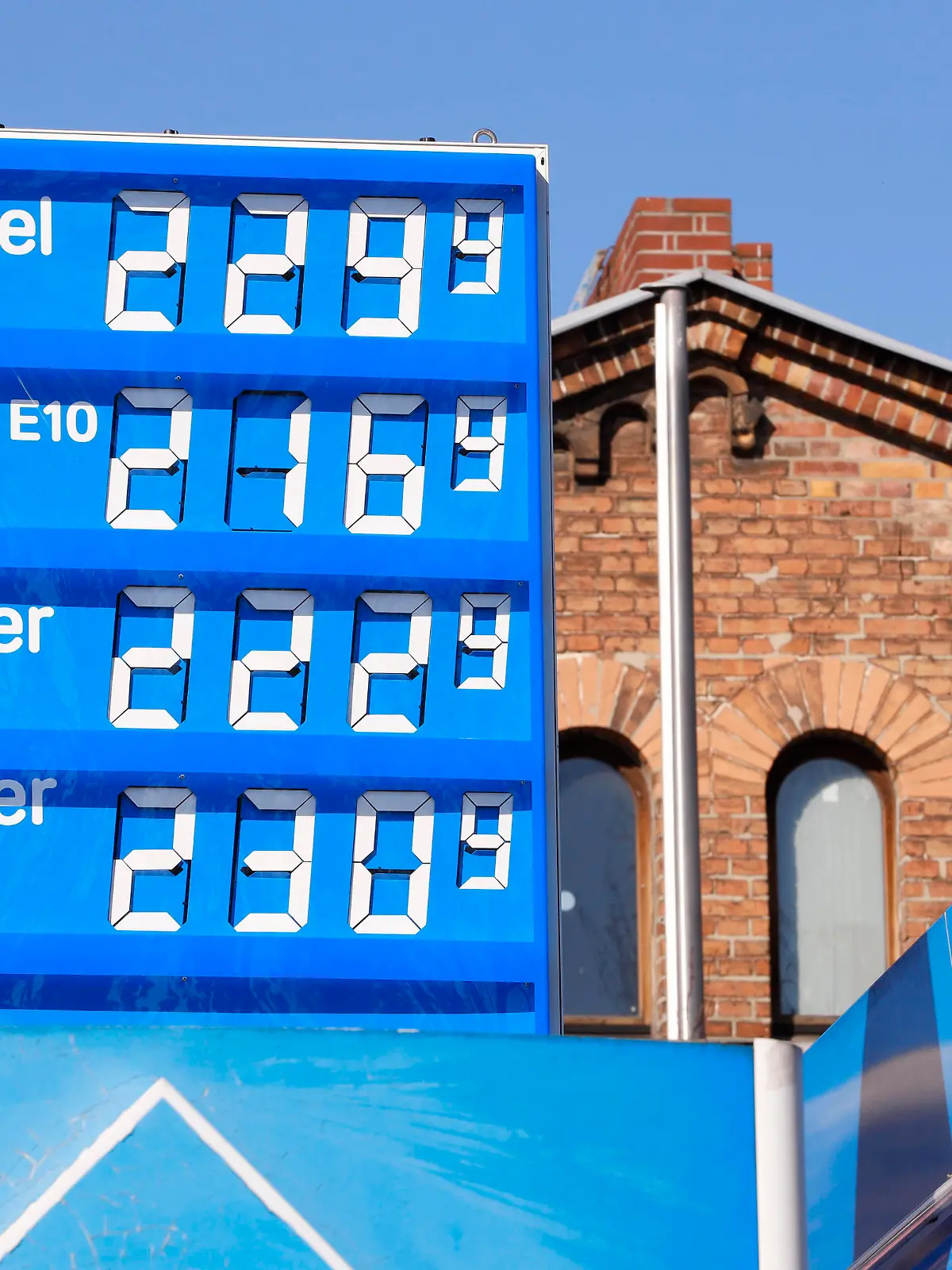 News Bilder des Tages Die Benzin- und Dieselpreise haben neue Höchststände an den Tankstellen in Deutschland erreicht. Die Auswirkungen des Ukraine-Kriegs sorgen am Markt weiter für große Nervosität. Im Bild eine Aral Tankstelle vor dem Schlesischen Tor in Kreuzberg. Themenbild, Symbolbild Berlin, 09.03.2022 *** The gasoline and diesel prices have reached new highs at gas stations in Germany The effects of the Ukraine war continue to cause great nervousness in the market In the picture, an Aral gas station in front of the Schlesisches Tor in Kreuzberg Theme image, symbolic image Berlin, 09 03 2022 Foto:xS.xGabschx/xFuturexImage