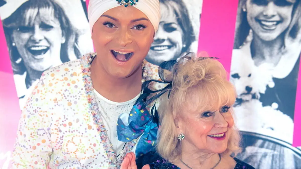 Julien F.M. Stoeckel (Entertainer, Moderator), Eva Jacob (Schlager-Star, "Jacob Sisters", erste Girly-Band), bei der Feier zum 80. Geburtstag von Eva Jacob und zum 60 jaehrigen buehnenjubilaeum der "Jacob Sisters", im Hotel Westin Grand Berlin, in Berlin, am 10.06.2023