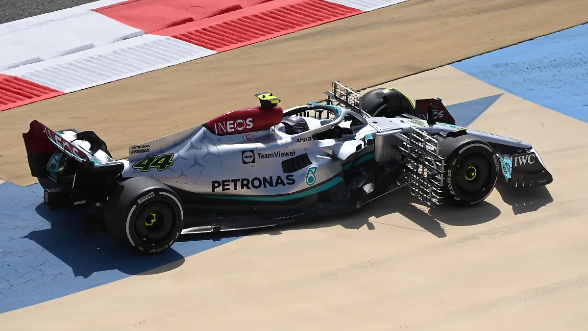  Formula 1 2022: Bahrain March testing BAHRAIN INTERNATIONAL CIRCUIT, BAHRAIN - MARCH 10: Sir Lewis Hamilton, Mercedes W13, with technical equipment fitted during the Bahrain March testing at Bahrain International Circuit on Thursday March 10, 2022 in Sakhir, Bahrain. Photo by Mark Sutton / Sutton Images Images PUBLICATIONxINxGERxSUIxAUTxHUNxONLY F122T02_070428MS1_1862