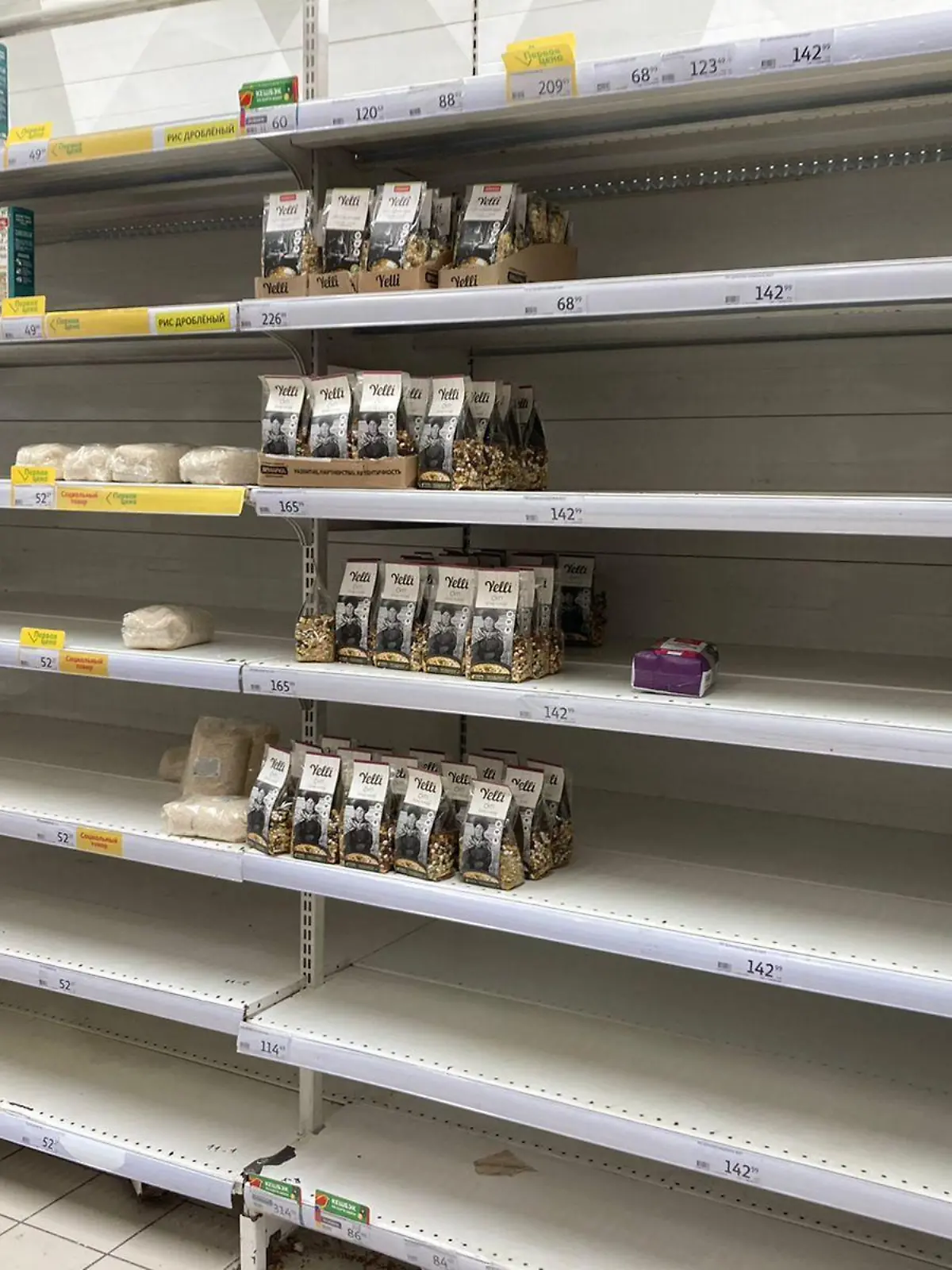 07.03.2022, Russland, Moskau: Leere Regale in einem Supermarkt in Moskau. Russische Truppen marschierten am 24. Februar in die Ukraine ein. Foto: Christian Thiele/dpa +++ dpa-Bildfunk +++
