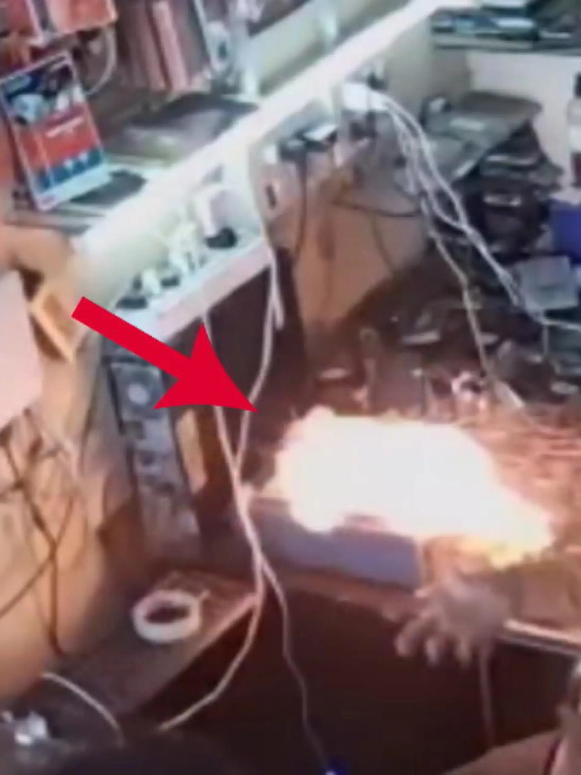 Wie aus dem Nichts explodiert plötzlich ein Handyakku in einer indischen Handywerkstatt. Zum Glück wird niemand verletzt.