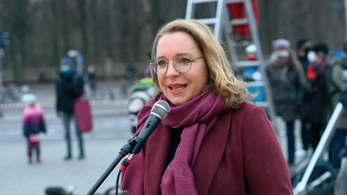 133/ Prof. Dr. Claudia Kemfert von den Scientists For Future, Gutachterin beim IPCC und Leiterin der Abteilung Energie, Verkehr und Umwelt am Deutschen Institut fuer Wirtschaftsforschung, spricht bei der #FightFor1Point5-Demonstration von FridaysForFuture zum fuenften Jahrestag des Pariser Abkommens am Brandenburger Tor, Berlin, 11.12.20,